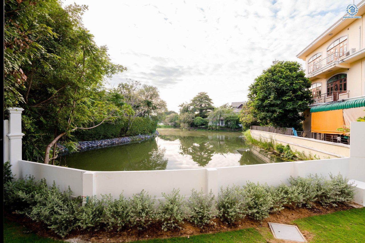 บ้านเดี่ยวหลังใหญ่ติดทะเลสาบ โครงการ กฤษดานคร20 ปิ่นเกล้า-บรมราชชนนี บนเนื้อที่กว้างถึง 337 ตร.ว. ตกแต่งด้วยวัสดุเกรดพรีเมี่ยม พร้อมสวน พื้นที่ใช้สอย 1,428.25 ตร.ม. ฟังก์ชัน 4 ห้องนอน 5 ห้องน้ำ 1 ห้องอเนกประสงค์ 2 ห้องแม่บ้าน 4 ที่จอดรถ และเปลี่ยนระบบไฟฟ้า ประปา สุขาภิบาล บนทำเลติดถนนบรมราชชนนี เชื่อมต่อทุกการเดินทาง ใกล้ ม.มหิดล และเพียง 10 นาทีถึงเซ็นทรัล ปิ่นเกล้า